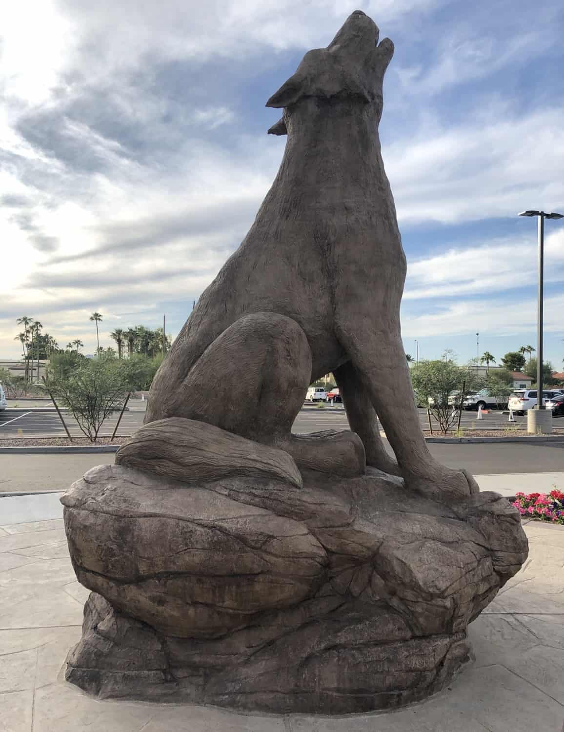Great Wolf Lodge Arizona howling wolf sculpture