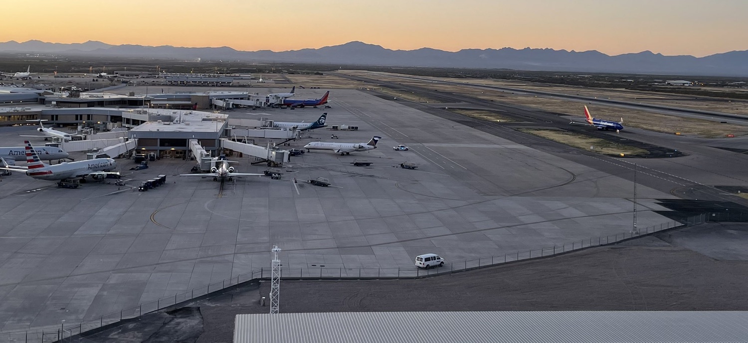 Airplanes Tucson International Airport | Tucson International Airport - airlines, deals, dining, parking!