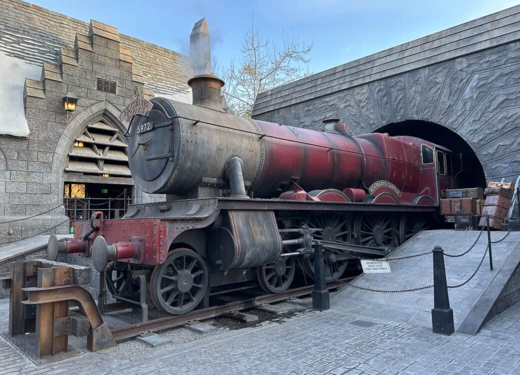 Hogwarts-Express-Wizarding-World-of-Harry-Potter-Universal-Studios-Hollywood